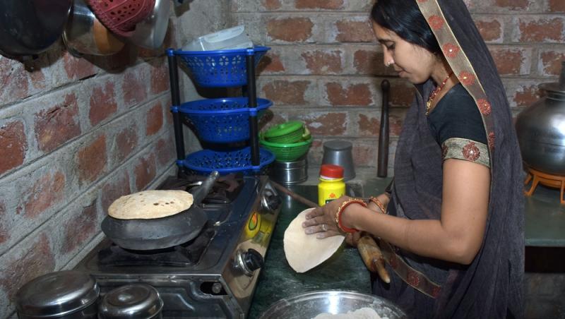 Treburile casnice prestate de femei sunt plătite de stat. Ce țară a adoptat acest sistem