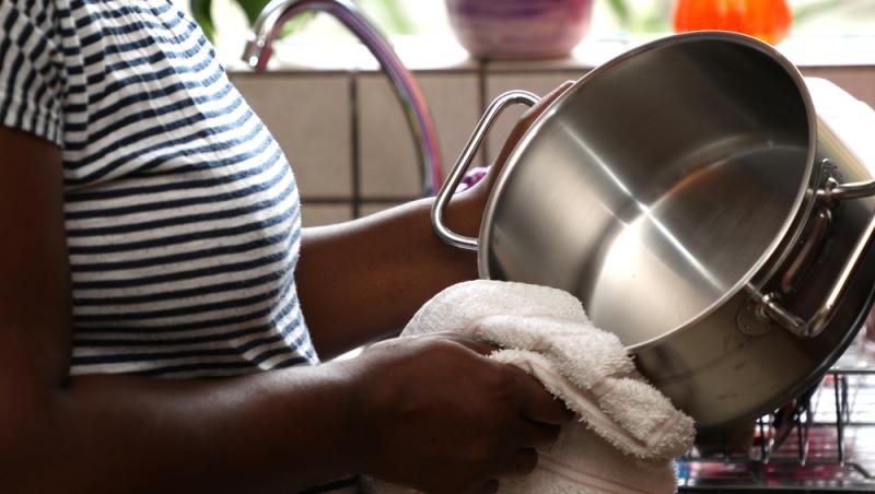 Treburile casnice prestate de femei sunt plătite de stat. Ce țară a adoptat acest sistem