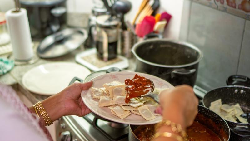 Treburile casnice prestate de femei sunt plătite de stat. Ce țară a adoptat acest sistem