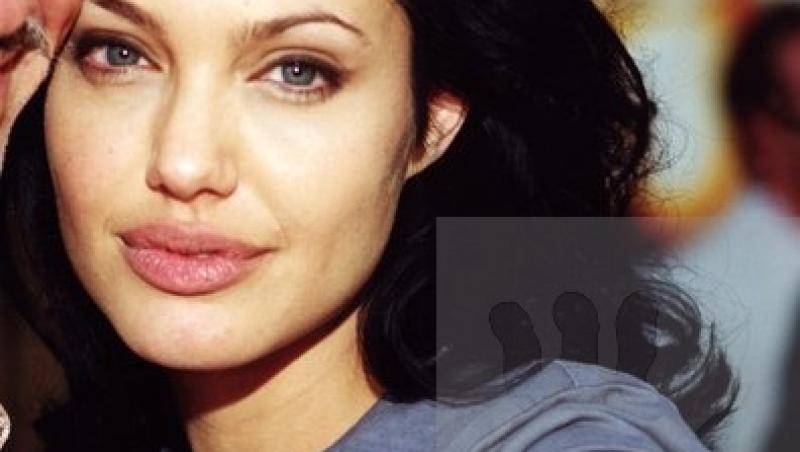 S-a aflat adevărul despre colierele cu sânge purtate de Angelina Jolie și Billy Bob Thornton. Fanii i-au acuzat că sunt vampiri