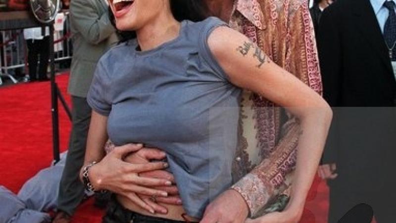 S-a aflat adevărul despre colierele cu sânge purtate de Angelina Jolie și Billy Bob Thornton. Fanii i-au acuzat că sunt vampiri