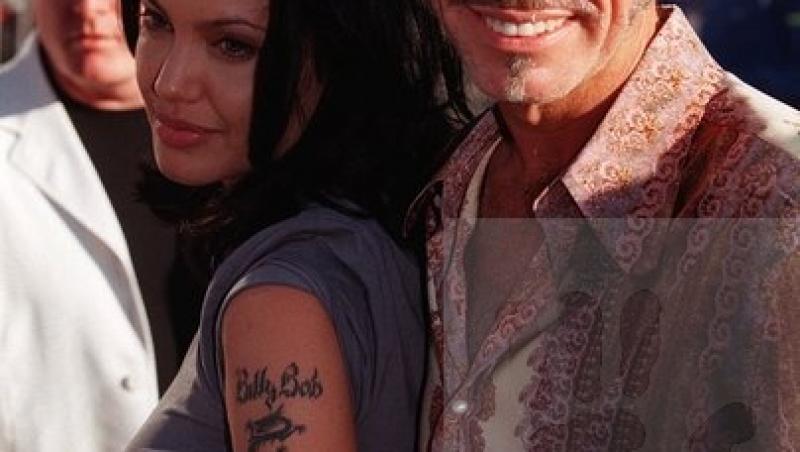 S-a aflat adevărul despre colierele cu sânge purtate de Angelina Jolie și Billy Bob Thornton. Fanii i-au acuzat că sunt vampiri