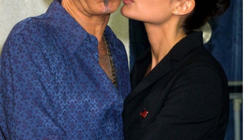 S-a aflat adevărul despre colierele cu sânge purtate de Angelina Jolie și Billy Bob Thornton. Fanii i-au acuzat că sunt vampiri