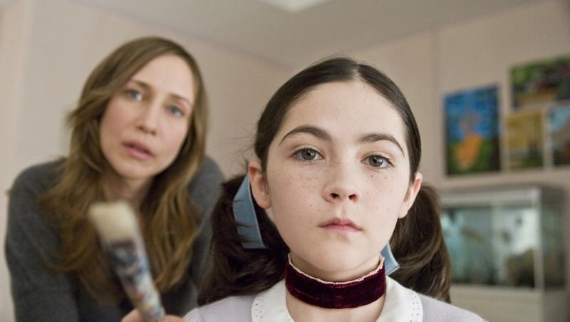 Captură din filmul Orphan, cu Isabelle Furhman, care a interpretat-o pe fetița din film