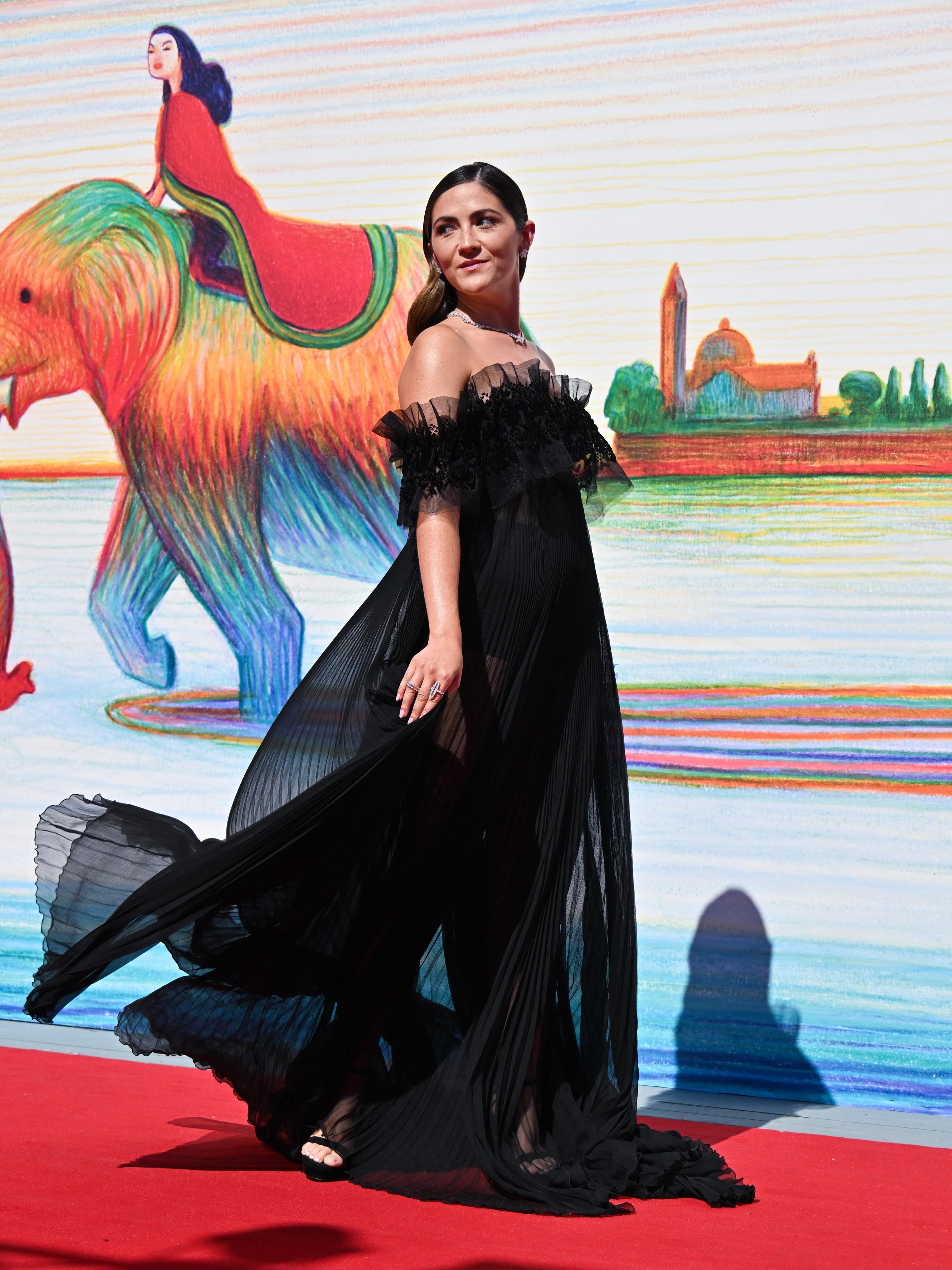 Isabelle Furhman, pe covorul roșu, rochie neagră