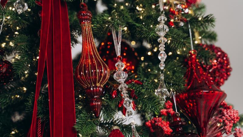 Maeștrii Feng Shui, despre influența culorilor în energia casei. În ce nuanțe să împodobești bradul în 2025 pentru prosperitate