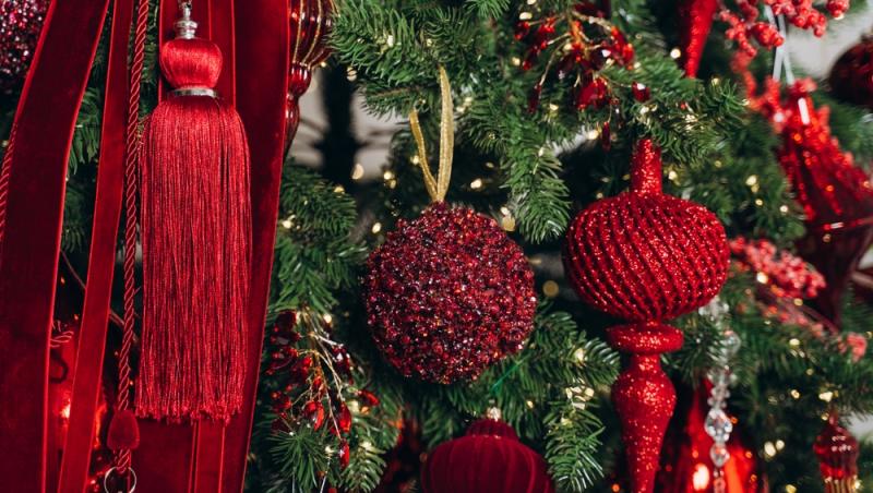 Maeștrii Feng Shui, despre influența culorilor în energia casei. În ce nuanțe să împodobești bradul în 2025 pentru prosperitate