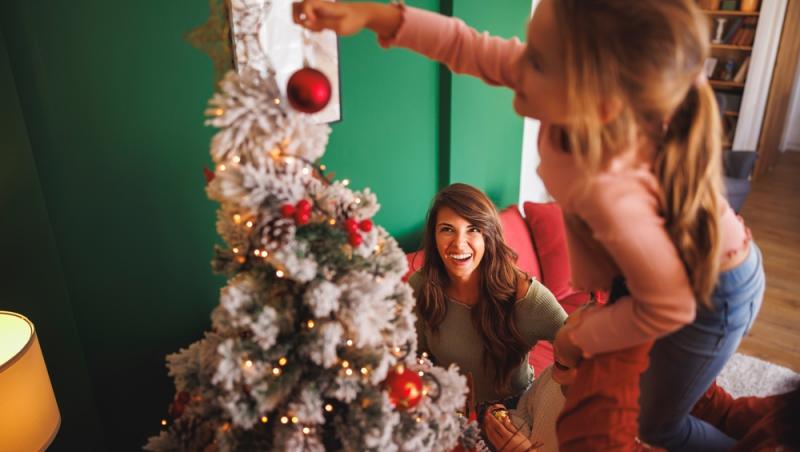 Maeștrii Feng Shui, despre influența culorilor în energia casei. În ce nuanțe să împodobești bradul în 2025 pentru prosperitate