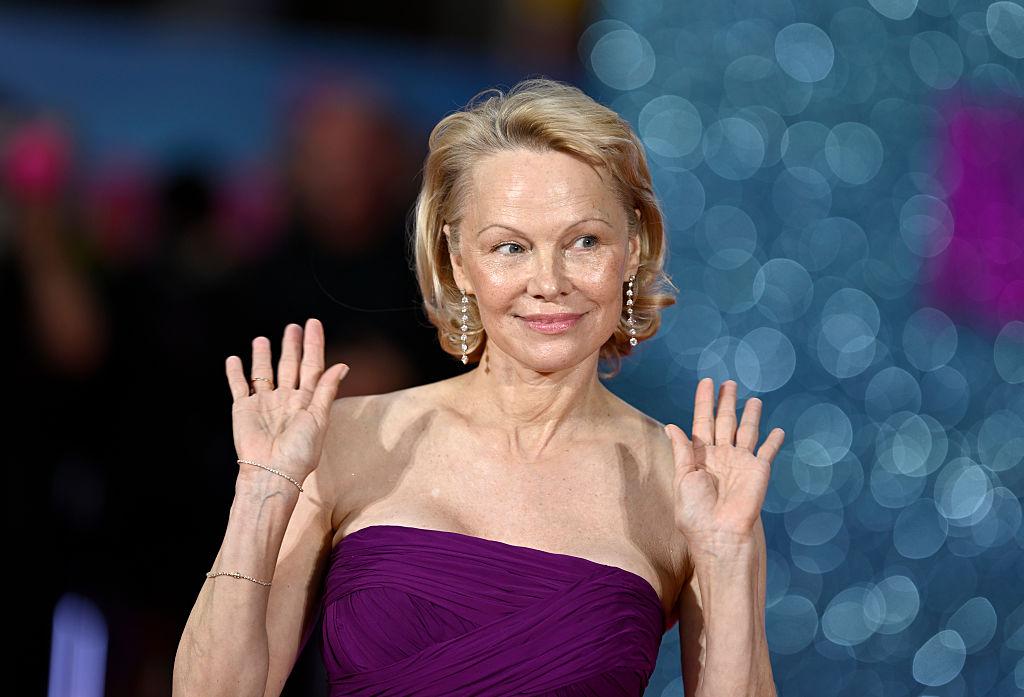 pamela anderson pe covorul roșu