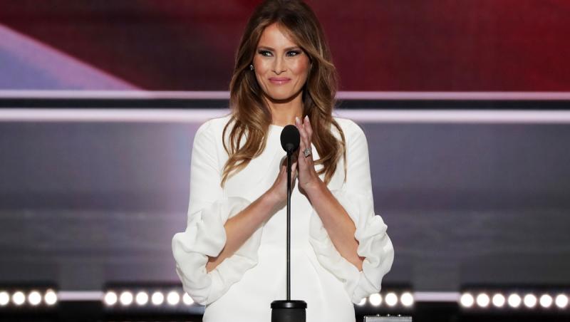 Melania Trump la un eveniment din 2016, îmbrăcată în alb, pe scenă