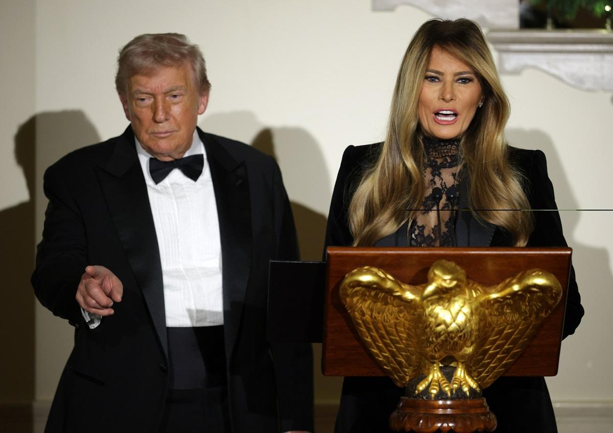 Melania Trump la un eveniment din 2016, îmbrăcată în alb, pe scenă, la pupitru