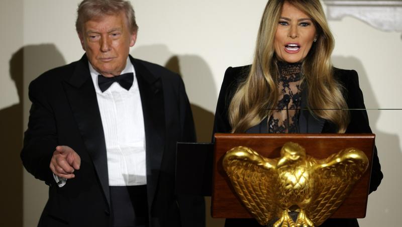 Melania Trump la un eveniment din 2016, îmbrăcată în alb, pe scenă, la pupitru