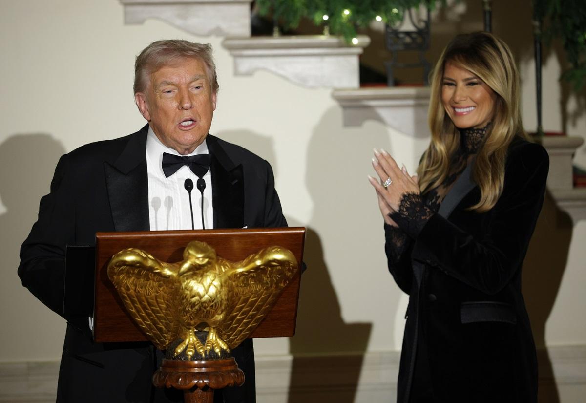 Melania Trump la un eveniment din 2016, îmbrăcată în alb, pe scenă