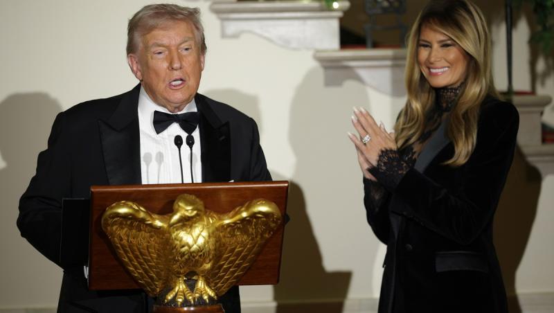 Melania Trump la un eveniment din 2016, îmbrăcată în alb, pe scenă