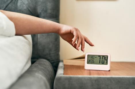 De ce te trezești cu doar c&acirc;teva minute &icirc;nainte să &icirc;ți sune alarma. Experții au dezvăluit motivul real