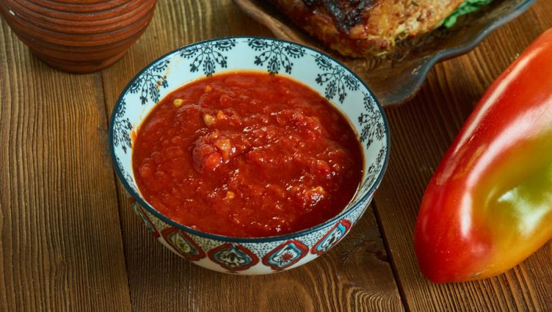 Rețeta italiană de Salsa Rossa cu ardei gras pentru mâncăruri delicioase cu carne