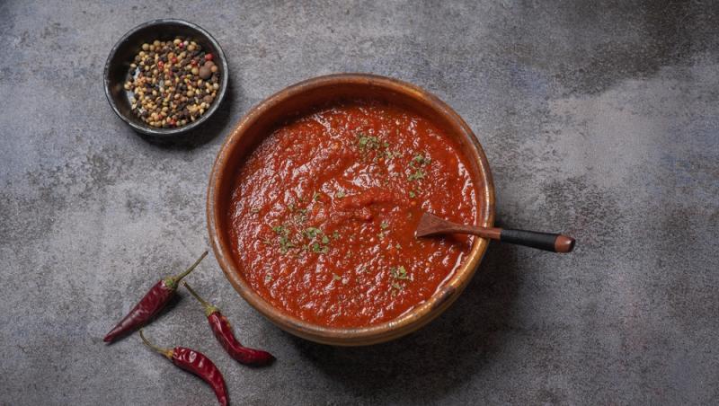 Rețeta italiană de Salsa Rossa cu ardei gras pentru mâncăruri delicioase cu carne