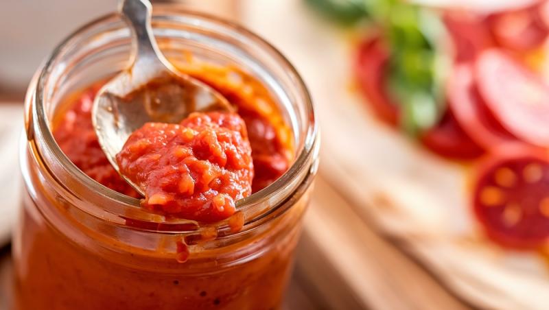 Rețeta italiană de Salsa Rossa cu ardei gras pentru mâncăruri delicioase cu carne