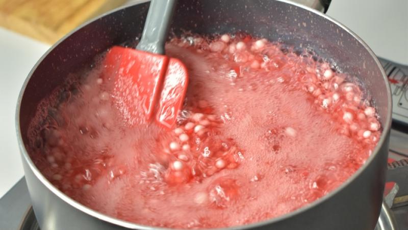 Rețeta italiană de Salsa Rossa cu ardei gras pentru mâncăruri delicioase cu carne