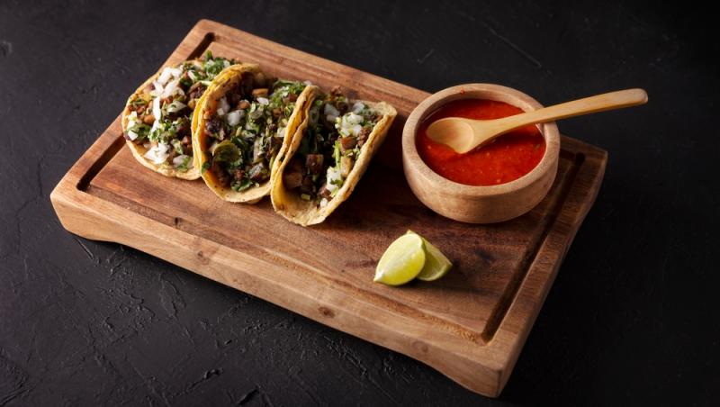 Rețeta italiană de Salsa Rossa cu ardei gras pentru mâncăruri delicioase cu carne