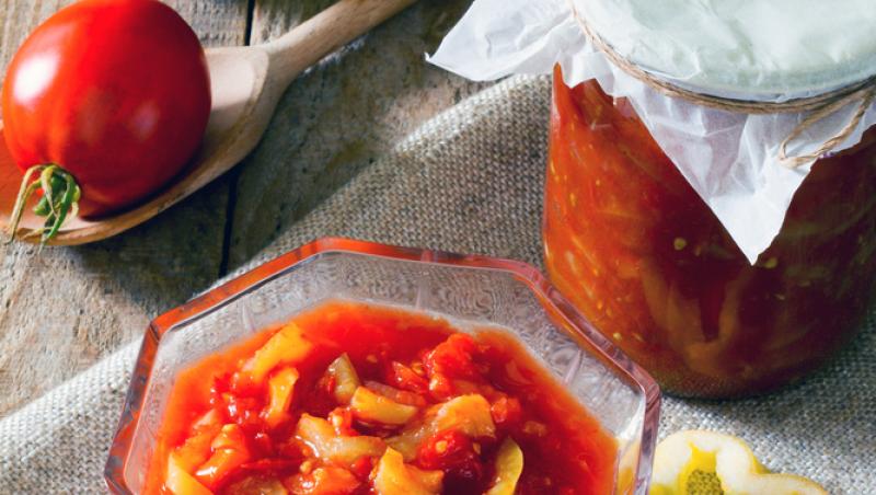 Rețeta italiană de Salsa Rossa cu ardei gras pentru mâncăruri delicioase cu carne