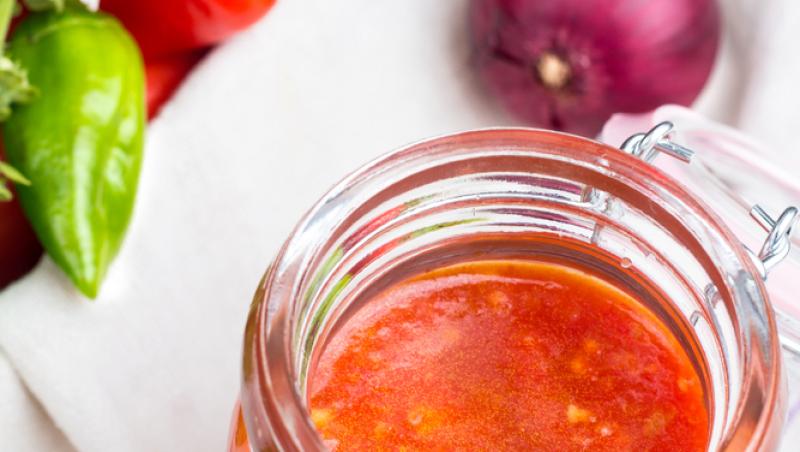 Rețeta italiană de Salsa Rossa cu ardei gras pentru mâncăruri delicioase cu carne