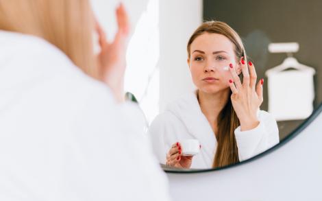 (P) 7 semne mai puțin vizibile ale oboselii care &icirc;ți afectează tenul și cum le poți corecta