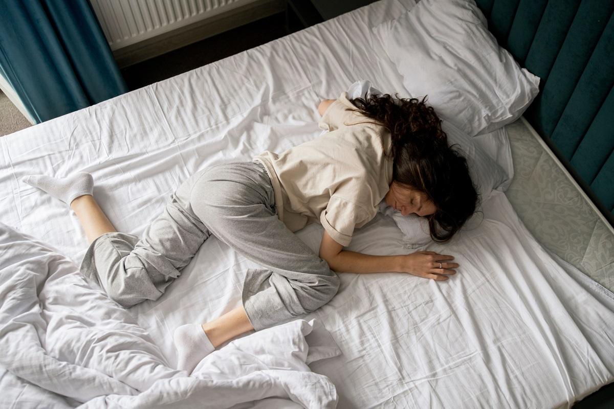 Cea mai proastă poziție de somn. De ce nu trebuie să adormi niciodată așa, potrivit experților