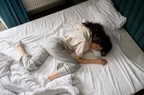 Cea mai proastă poziție de somn. De ce nu trebuie să adormi niciodată așa, potrivit experților