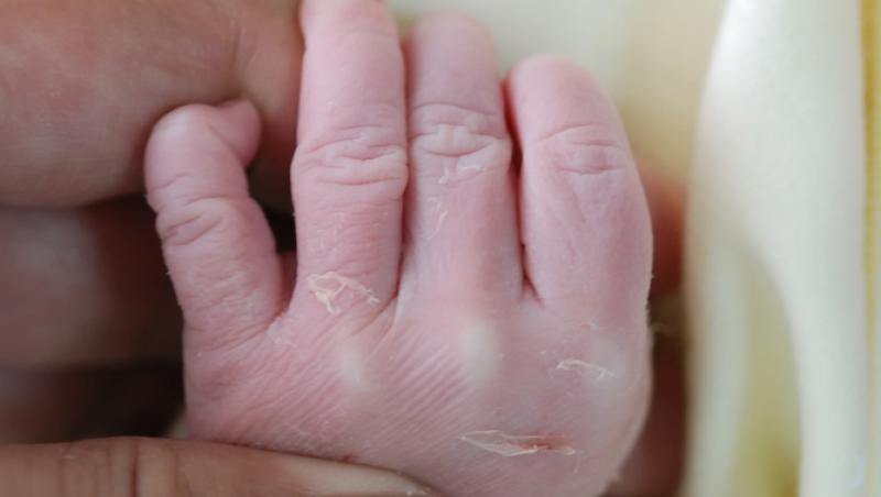 Cazul inedit al fetiței cu bucle aurii și ochi albaștri din China. Ce au descoperit specialiștii