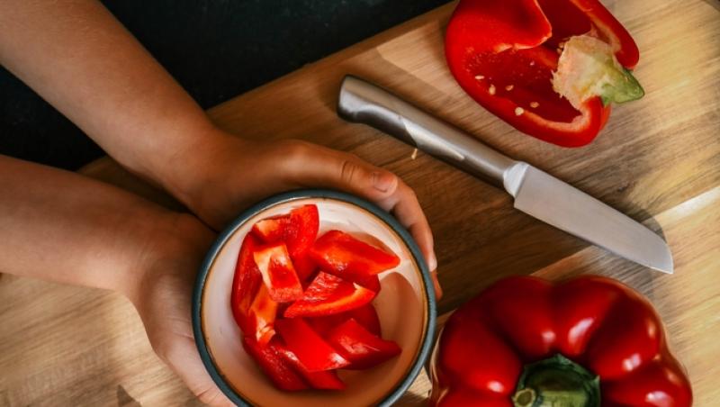Ardeiul gras, unul dintre cele mai nutritive legume din familia Solanaceelor. Cât de periculoasă este această familie de plante