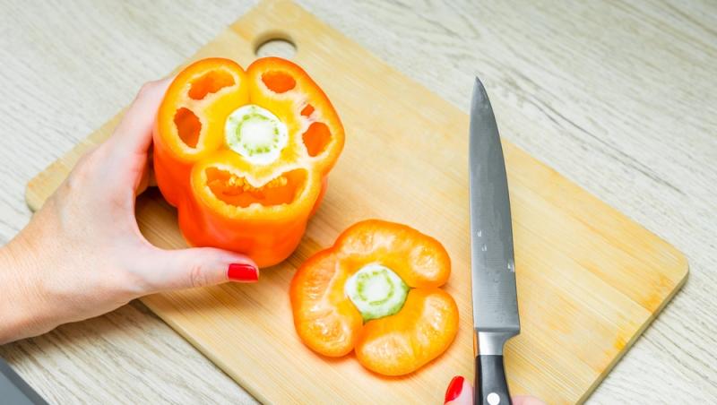 Ardeiul gras, unul dintre cele mai nutritive legume din familia Solanaceelor. Cât de periculoasă este această familie de plante