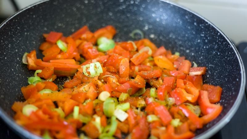 Ardeiul gras, unul dintre cele mai nutritive legume din familia Solanaceelor. Cât de periculoasă este această familie de plante