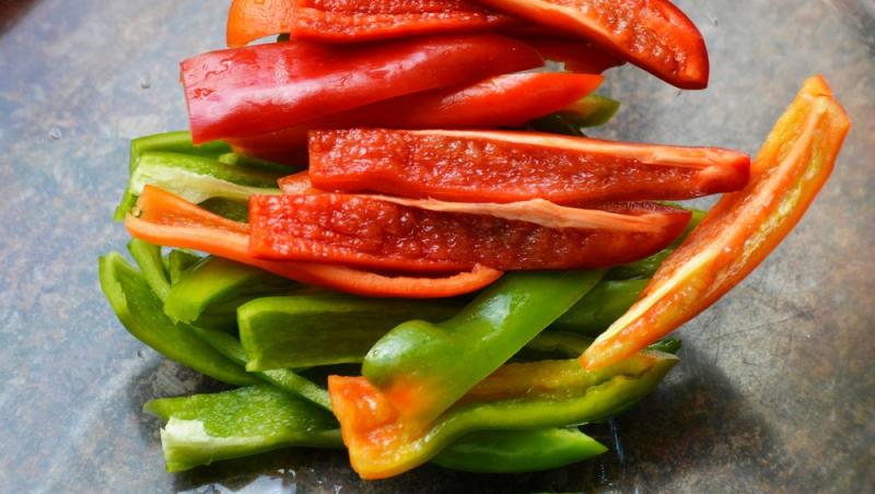 Ardeiul gras, unul dintre cele mai nutritive legume din familia Solanaceelor. Cât de periculoasă este această familie de plante