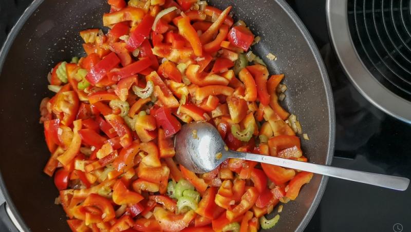 Ardeiul gras, unul dintre cele mai nutritive legume din familia Solanaceelor. Cât de periculoasă este această familie de plante