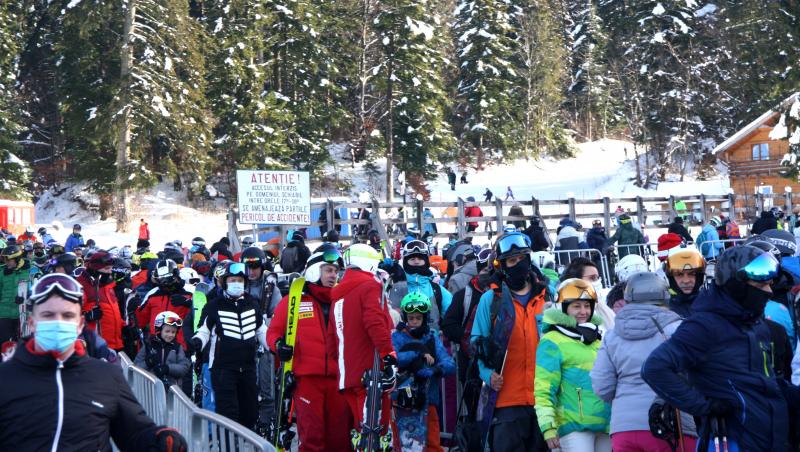 Cât costă o cursă cu telecabina de Crăciun în Sinaia și Bușteni. Românii scot bani frumoși din portofel