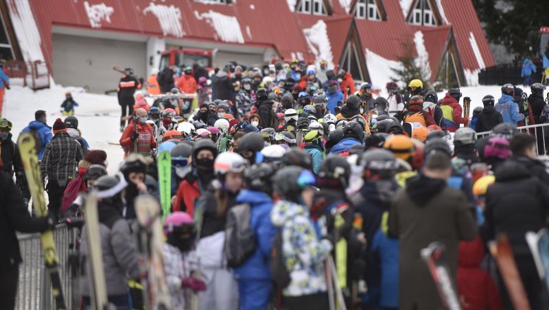 Cât costă o cursă cu telecabina de Crăciun în Sinaia și Bușteni. Românii scot bani frumoși din portofel