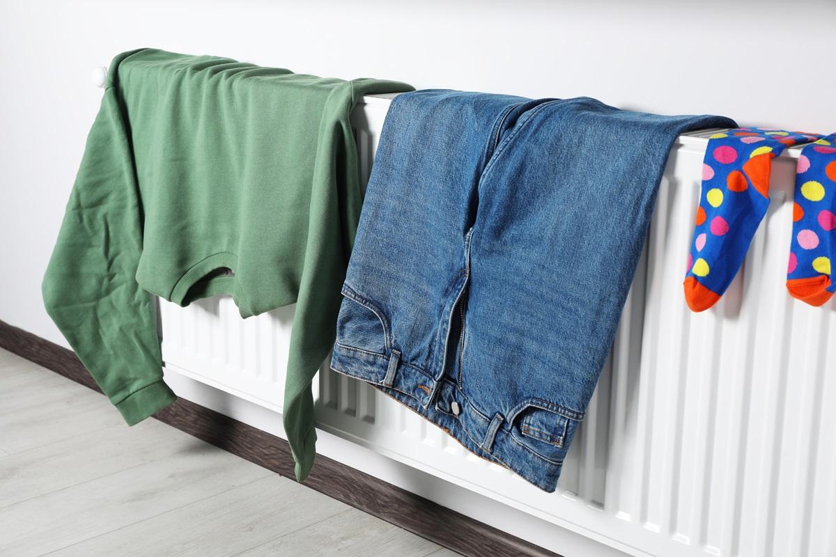 De ce nu trebuie să &icirc;ți usuci rufele pe calorifer. Cei mai mulți nu știu riscul la care se expun