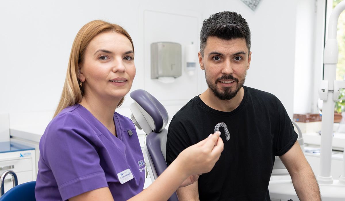 (P) Dinți str&acirc;mbi și alte semne că ai nevoie de aparat dentar