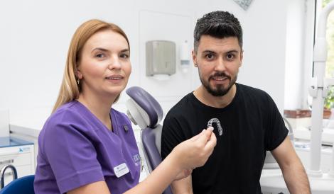 (P) Dinți str&acirc;mbi și alte semne că ai nevoie de aparat dentar