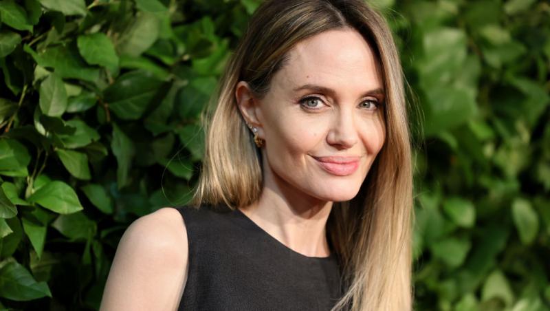 La 12 ani după dubla mastectomie, Angelina Jolie își arată cicatricile după operație. Pictorial emoționant