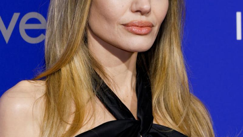 La 12 ani după dubla mastectomie, Angelina Jolie își arată cicatricile după operație. Pictorial emoționant