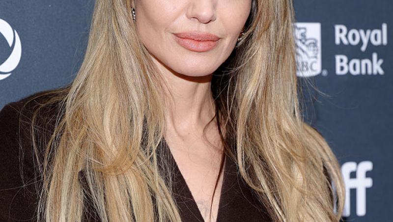 La 12 ani după dubla mastectomie, Angelina Jolie își arată cicatricile după operație. Pictorial emoționant