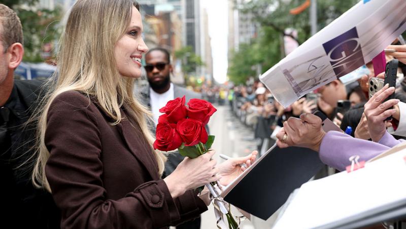 La 12 ani după dubla mastectomie, Angelina Jolie își arată cicatricile după operație. Pictorial emoționant