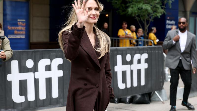 La 12 ani după dubla mastectomie, Angelina Jolie își arată cicatricile după operație. Pictorial emoționant