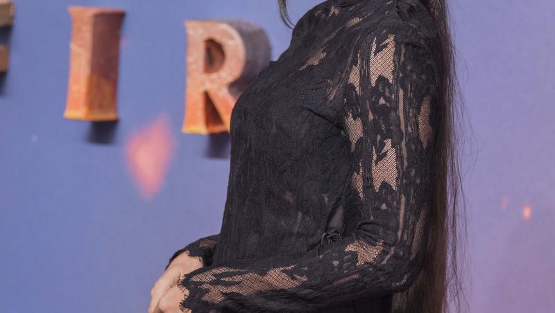 Oona Chaplin, covorul roșu Avatar, decembrie 2025, rochie neagră din dantelă