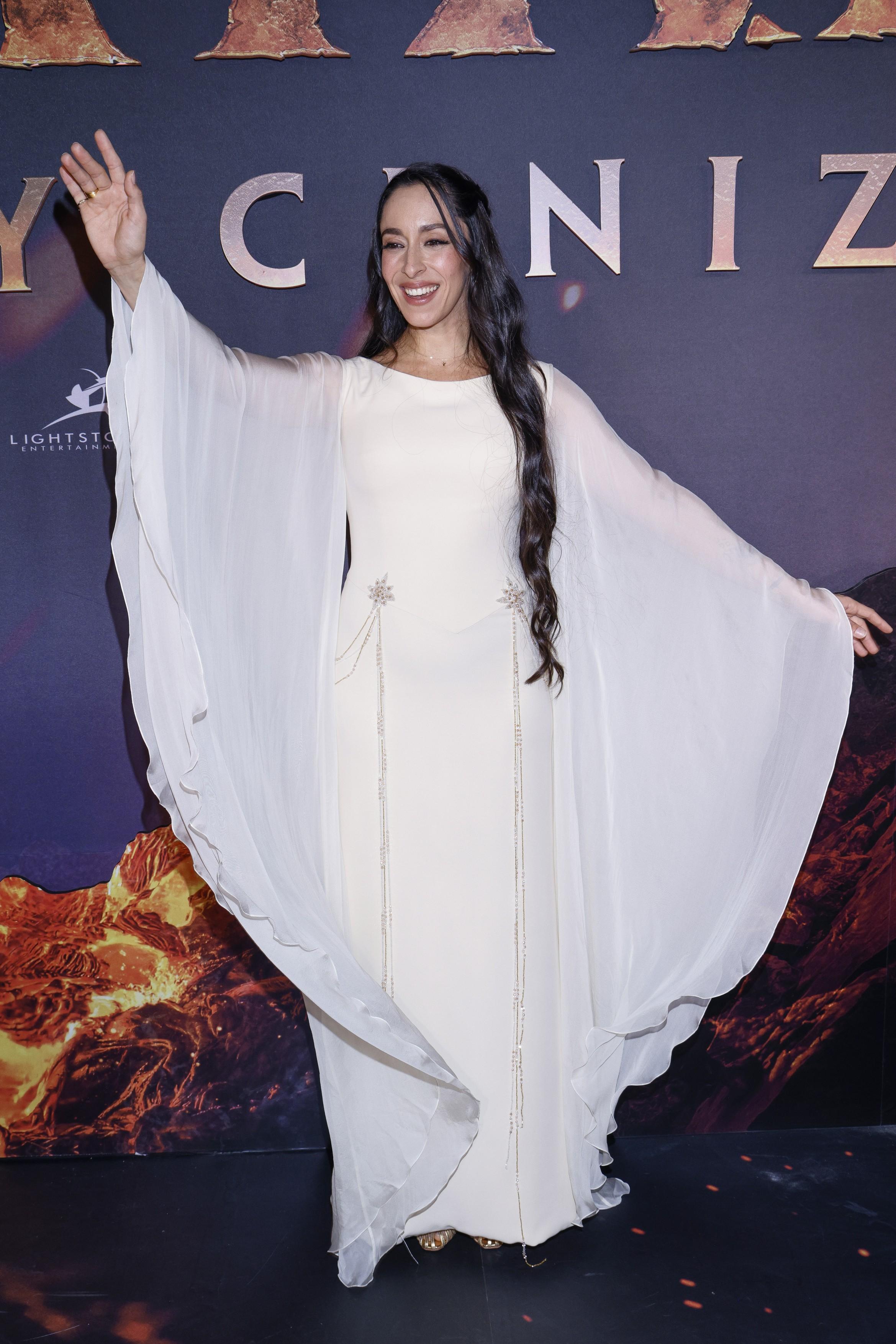Oona Chaplin, covorul roșu Avatar, decembrie 2025, rochie albă