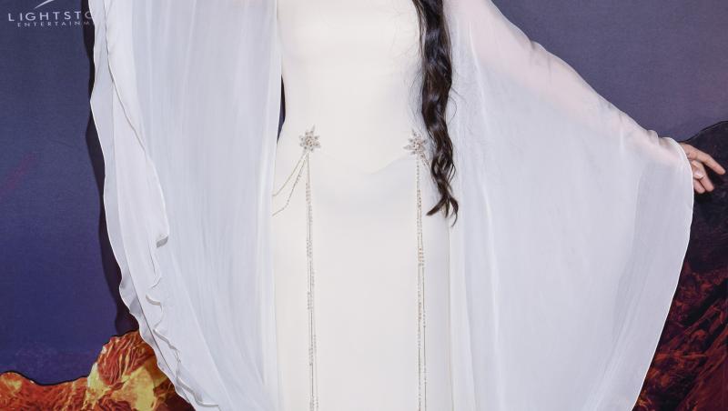 Oona Chaplin, covorul roșu Avatar, decembrie 2025, rochie albă