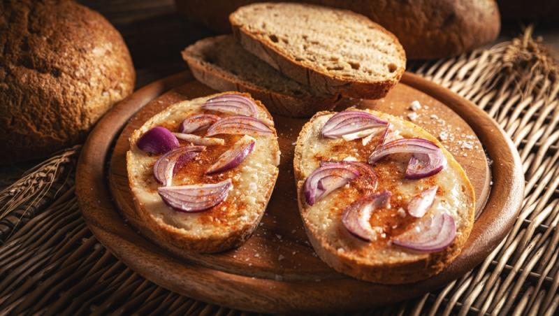 felii de p&acirc;ine cu untură și ceapă