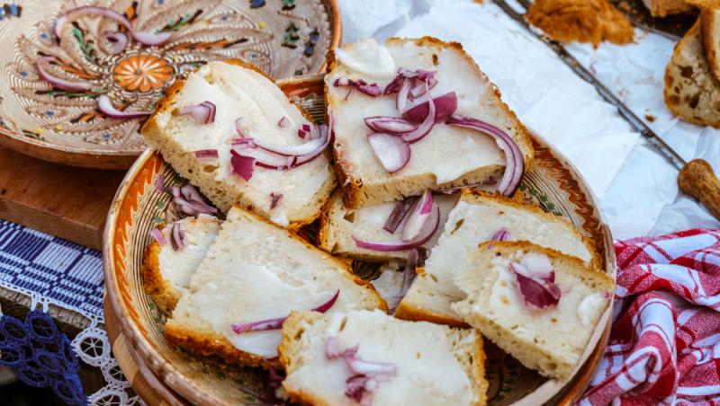 Sărbătorile românilor, pline de nostalgie. Cât au plătit pentru o felie de pâine cu untură la târgul de Crăciun